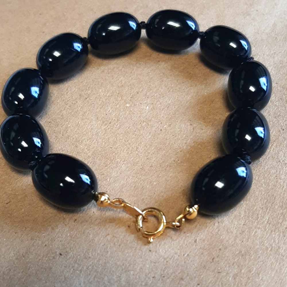 211. TRIFARI SIGNED OVAL BLACK BEAD BRACELET 7.5"